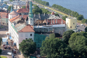 Skats no zemkopības ministrijas ēkas uz Rīgas pili